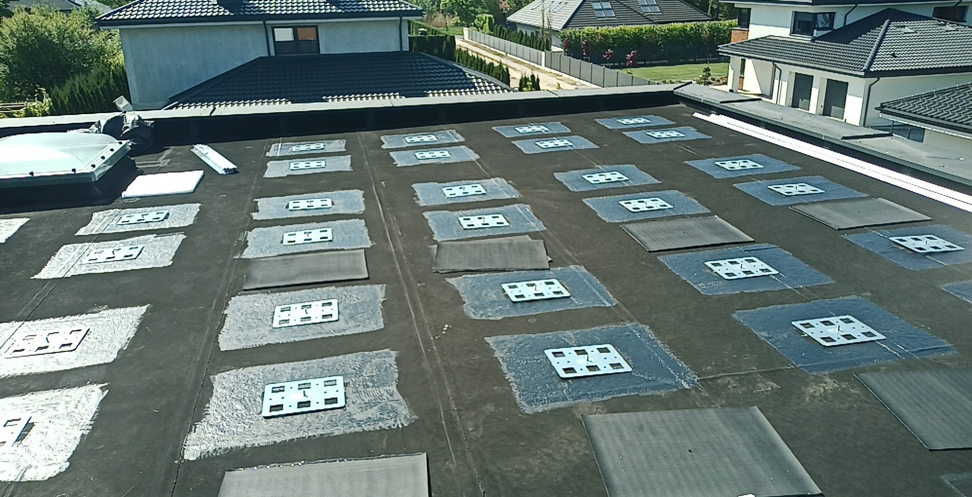 System klejony i balastowy w jednym. Realizacja indywidualna jak każdy projekt.