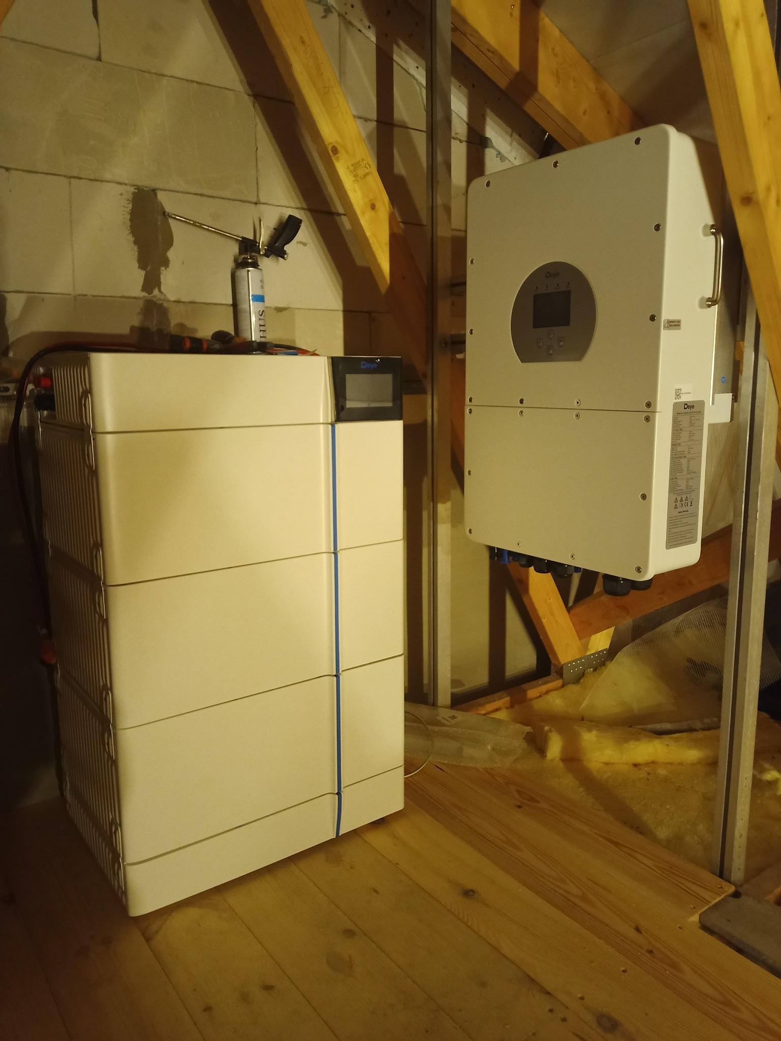 6,4kWp + 12kWh Montaż na prośbę inwestora na strychu.