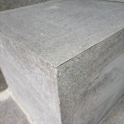 Rafał lewicki - Szary stopień schodów wyłożony płytkami z widocznymi fugami.