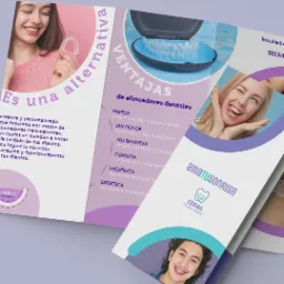 Trójdzielna broszura reklamowa kliniki dentystycznej prezentująca zalety przezroczystych nakładek na zęby, z uśmiechniętymi osobami i opisem korzyści.
