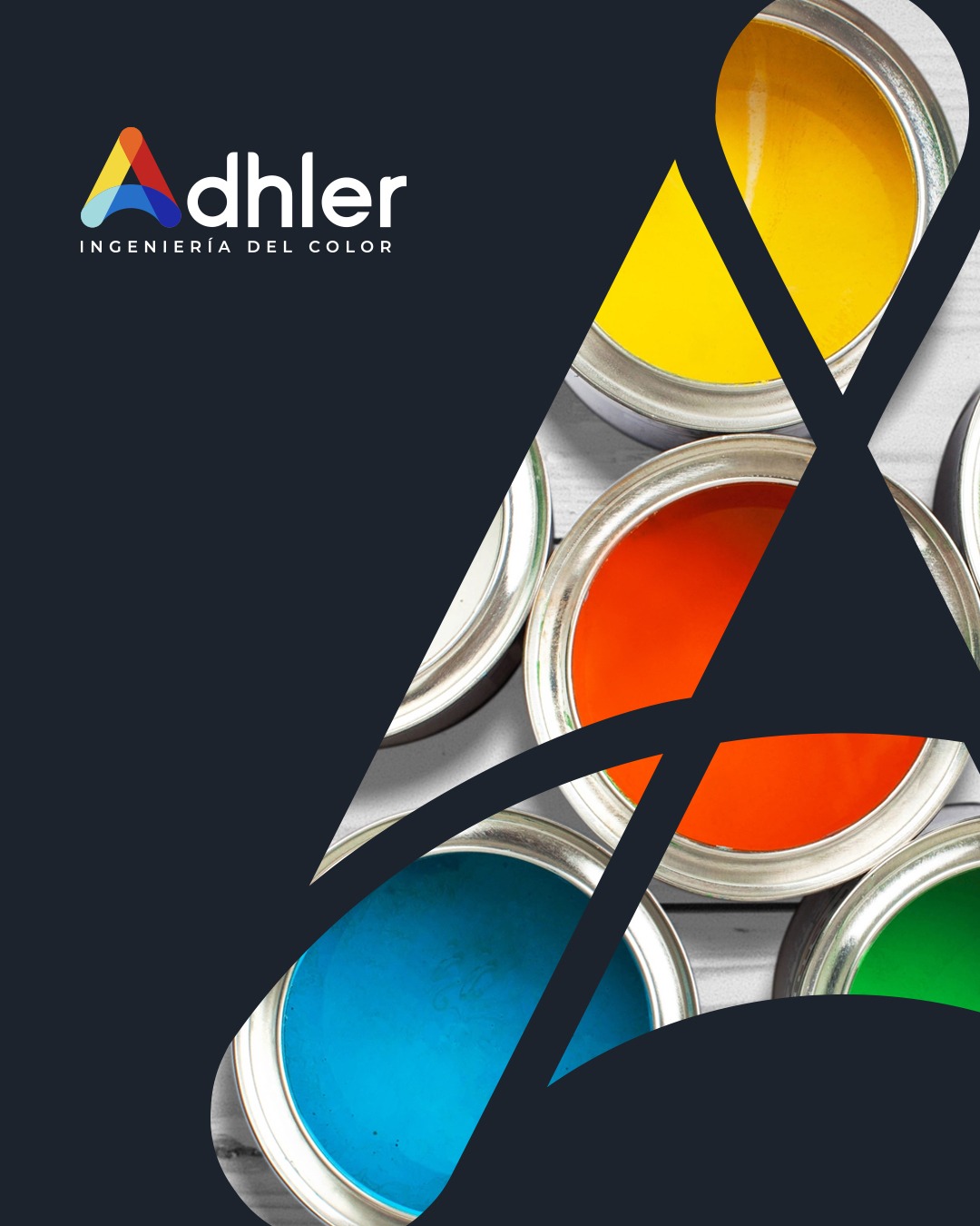 Układ puszek z farbami w kolorach: żółty, pomarańczowy, niebieski i zielony, z widocznym logo 'Adhler' i hasłem 'Ingenieria del Color' na ciemnym tle.