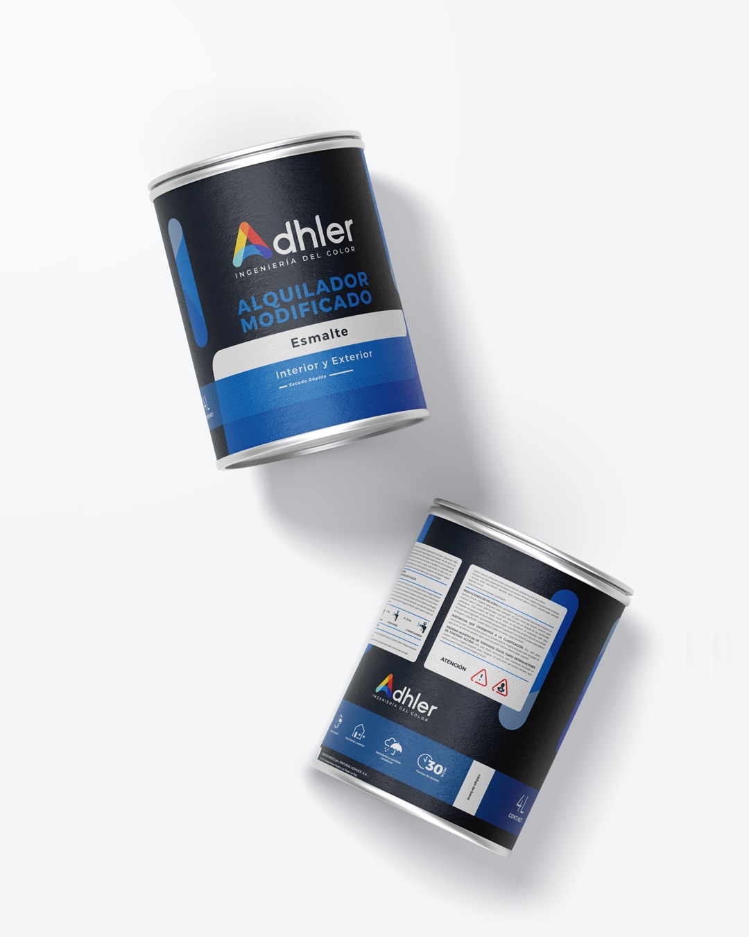 Dwie puszki farby marki Adhler, jedna z przodu etykietą skierowaną do widza, druga z tyłu, na białym tle. Puszki są czarne z srebrnymi brzegami i kolorowymi napisami w języku hiszpańskim.
