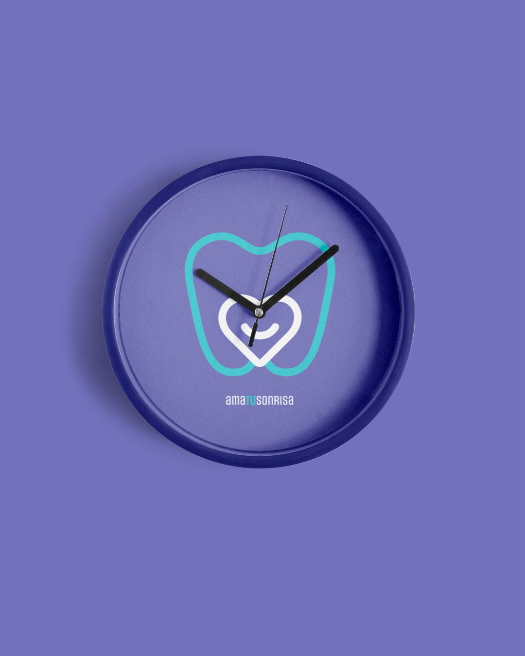 Mockup okrągłego zegara ściennego z logo dentystycznym w kolorach niebieskim, białym i turkusowym na fioletowym tle.