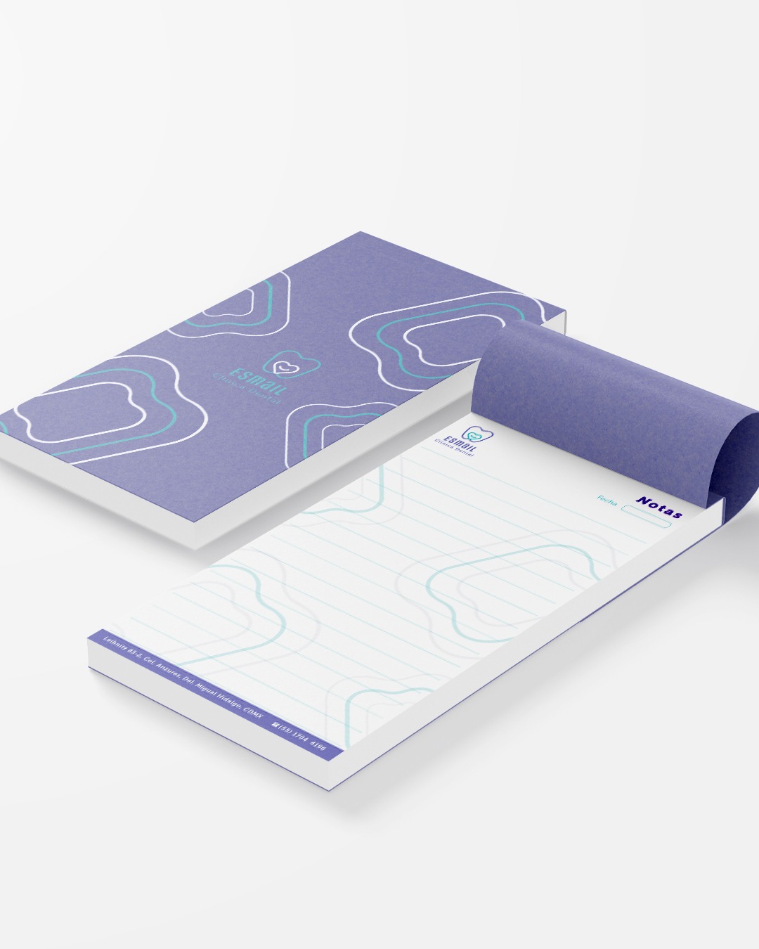 Blok notesowy z logo i danymi kontaktowymi firmy, zamknięty w etui z tym samym wzorem, leżący na białym tle.