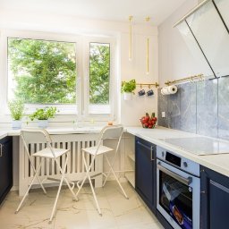 kuchnia z oknem w bloku