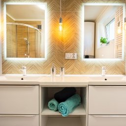 podwójna umywalka w łazience