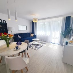 m-metamorfozy - nowoczesny salon z odrobiną granatu