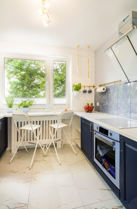 kuchnia z oknem w bloku