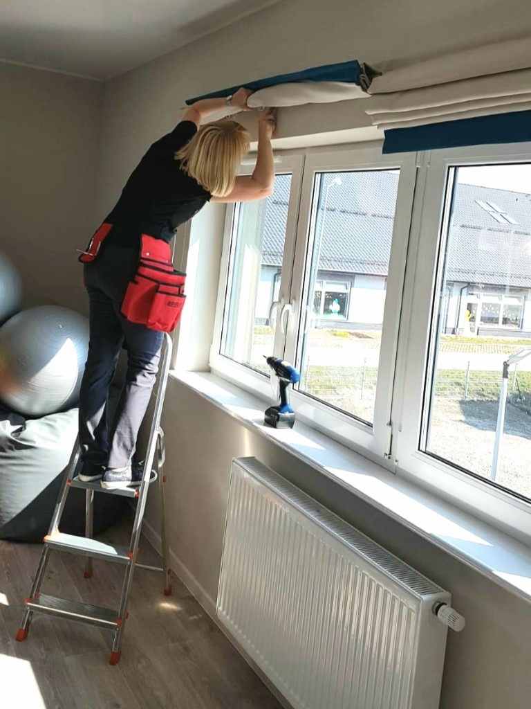 montaż rolet rzymskich z blackoutu