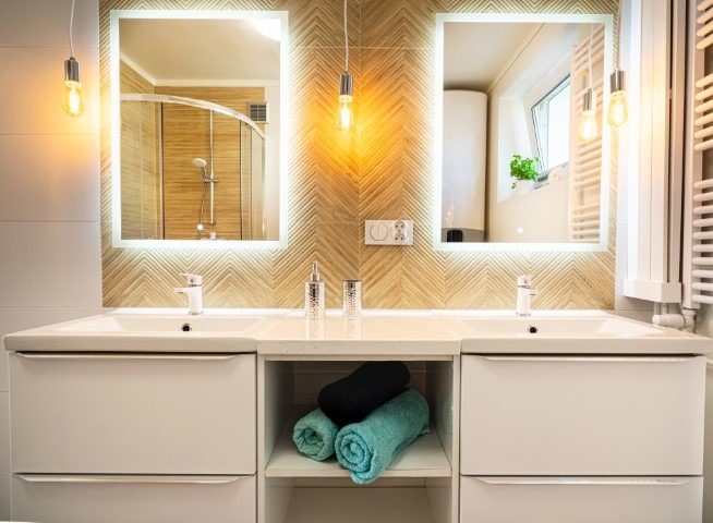 podwójna umywalka w łazience