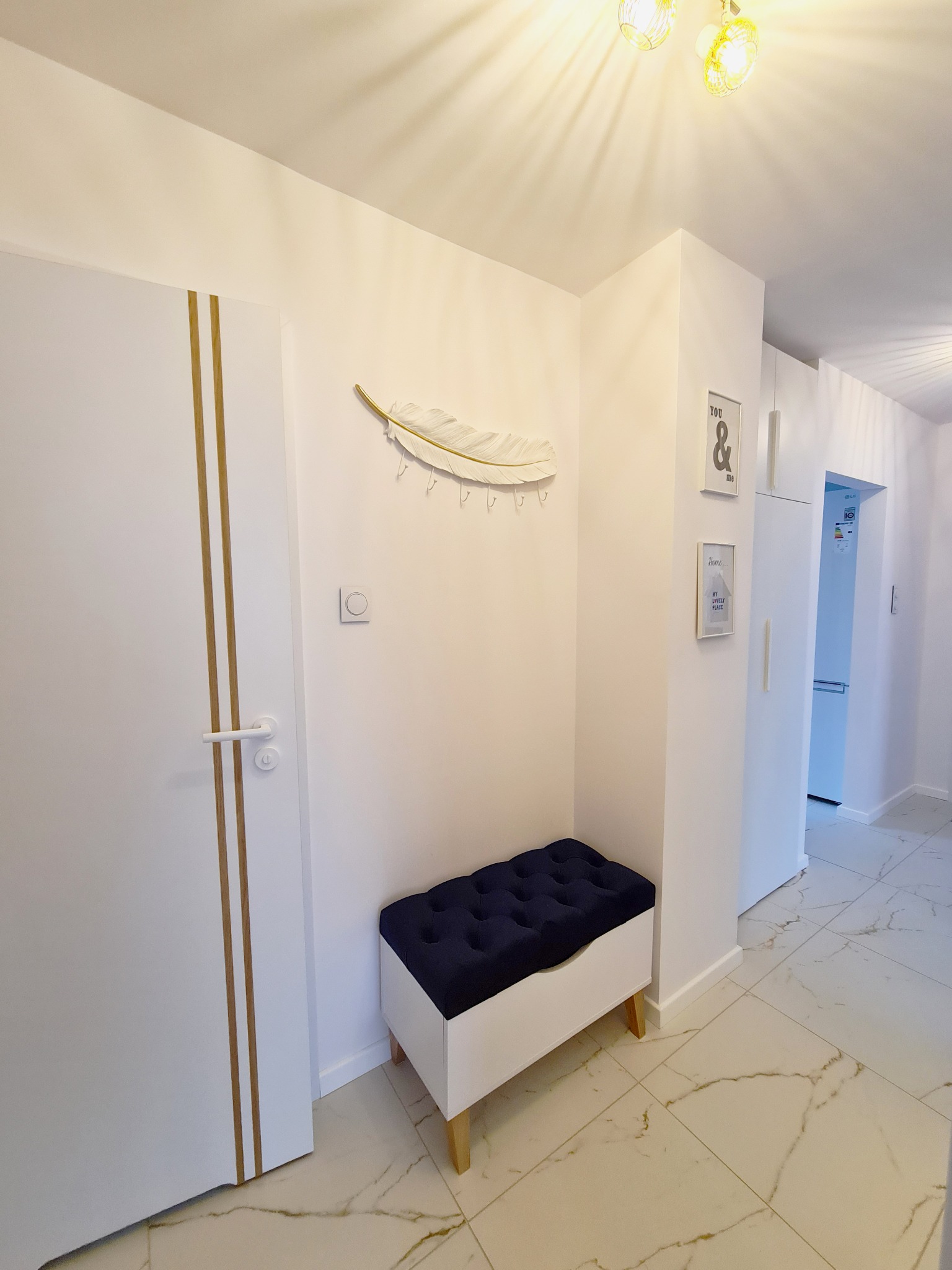 jasny choć wąski przedpokój