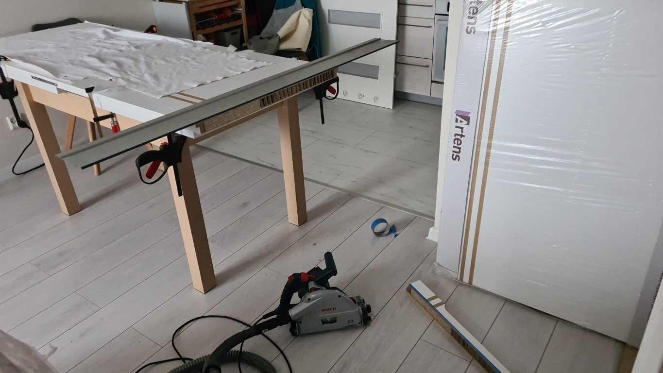 montaż nowych skrzydeł drzwiowych