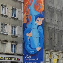 Greenwood Grzegorz Dziergas - Mural na ścianie budynku przedstawiający stylizowaną parę w niebieskich odcieniach, otoczoną motywem rzeki i sylwetkami ludzi, z hasłem 'Stop Powodzi', widoczny fragment ulicy i zaparkowany biały...