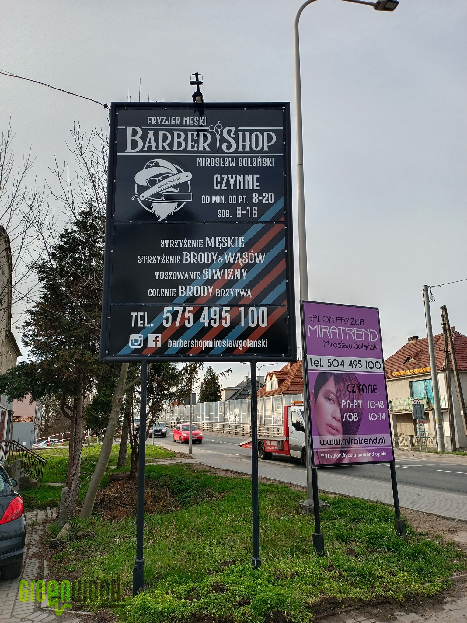 Duży, czarny szyld reklamowy fryzjera męskiego Barber Shop Mirosław Golański z grafiką brzytwy i kapelusza, obok mniejszy, fioletowy szyld salonu fryzur Miratrend Mirosław Golański, oba szyldy...
