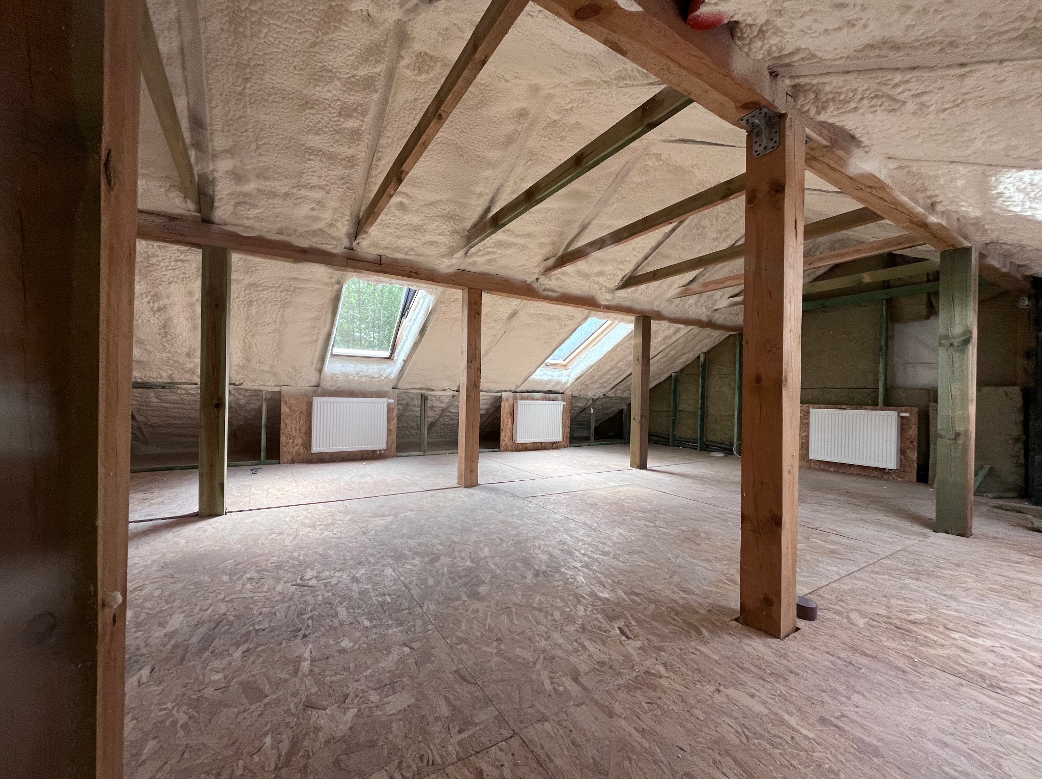 Izolacja poddasza pianą PUR – szczelna i trwała ochrona cieplna