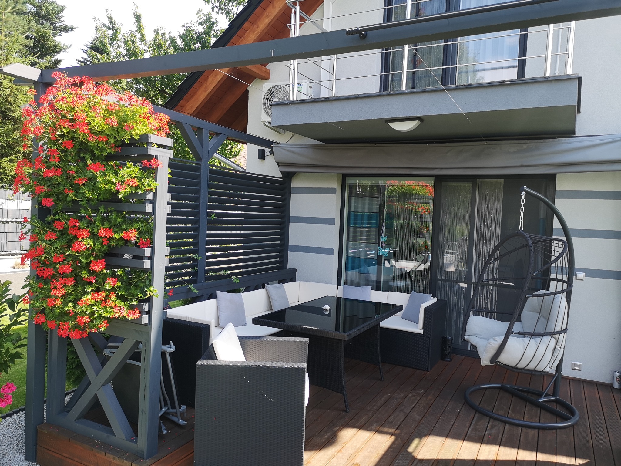 Taras 4x4.5m zadaszenie żagiel rozciągany na linkach.