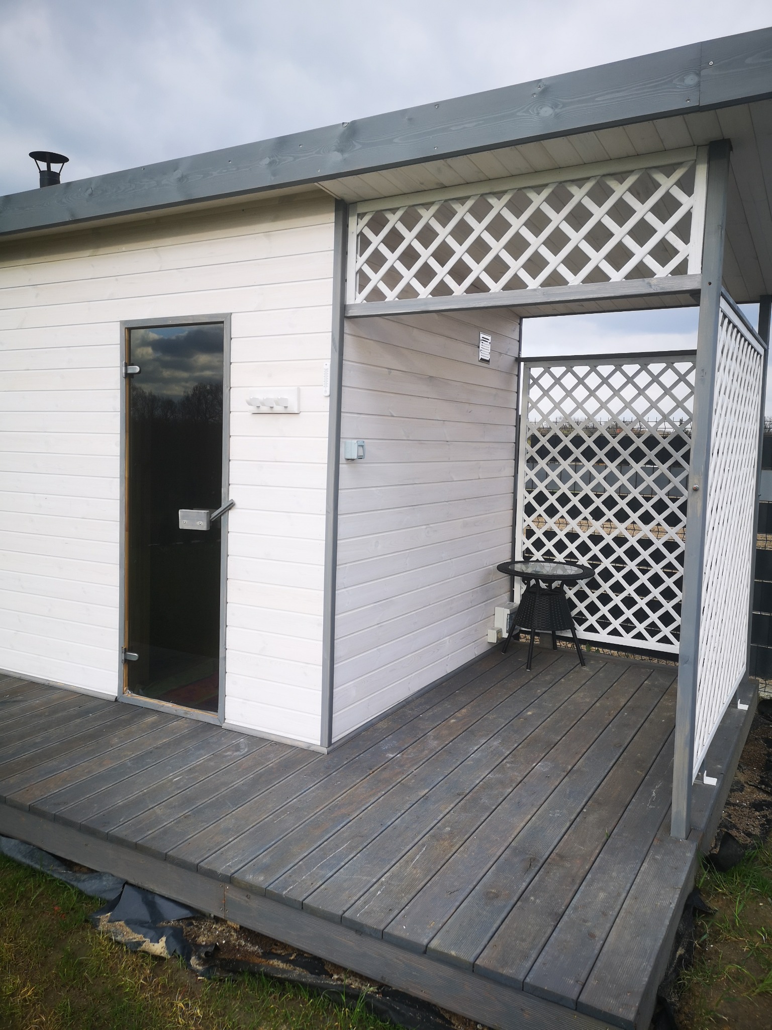 Domek saunowy 2.3x4.5m z miejscem do wypoczynku.