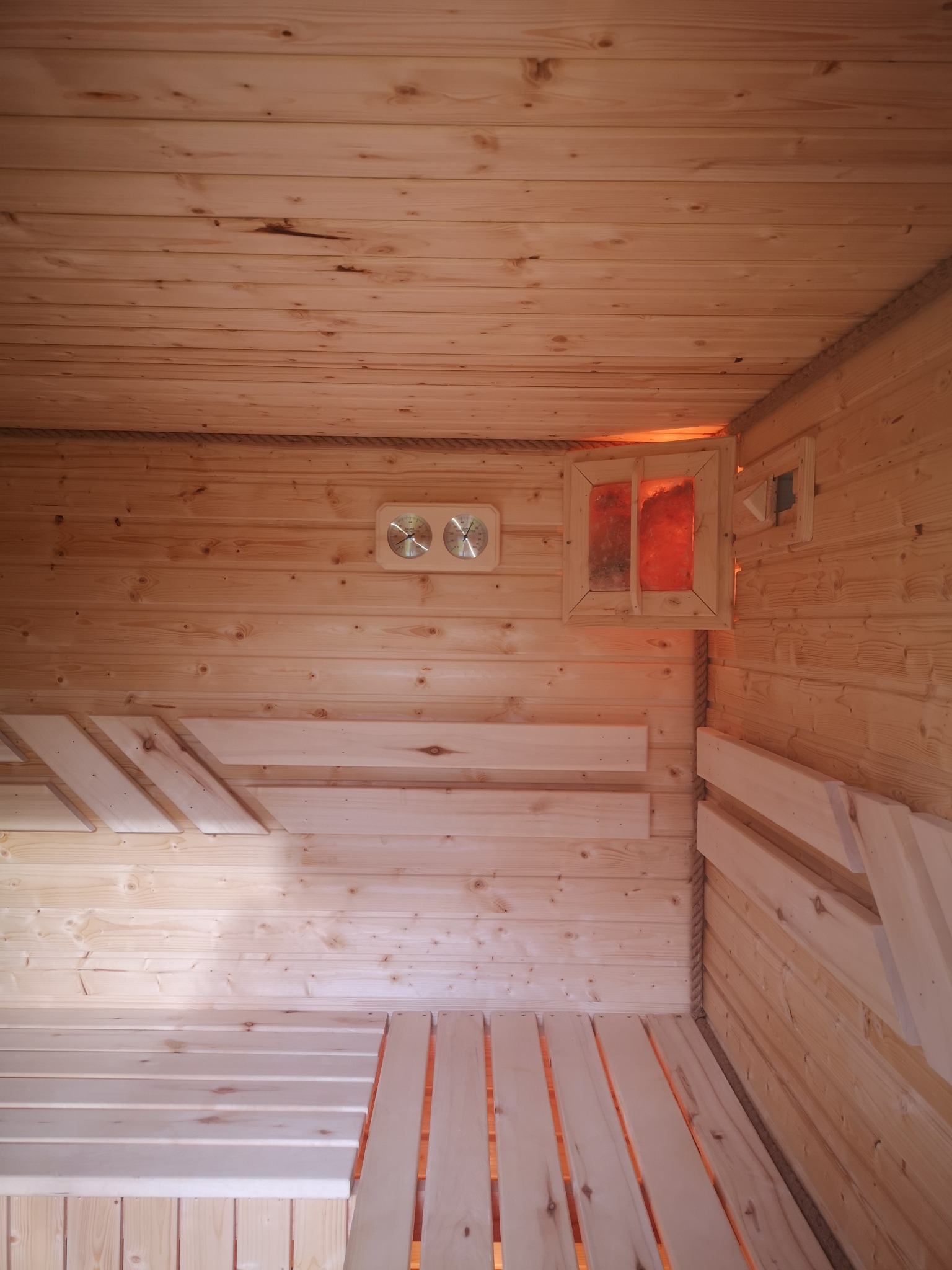 Ławki wykonane z deski osikowej