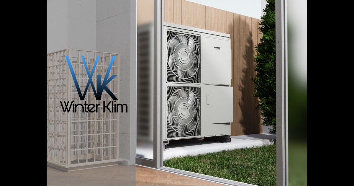 Biała pompa ciepła z dwoma wentylatorami na zewnątrz budynku, widoczna przez szklane drzwi przesuwne; po lewej logo Winter Klim na tle kratownicy.