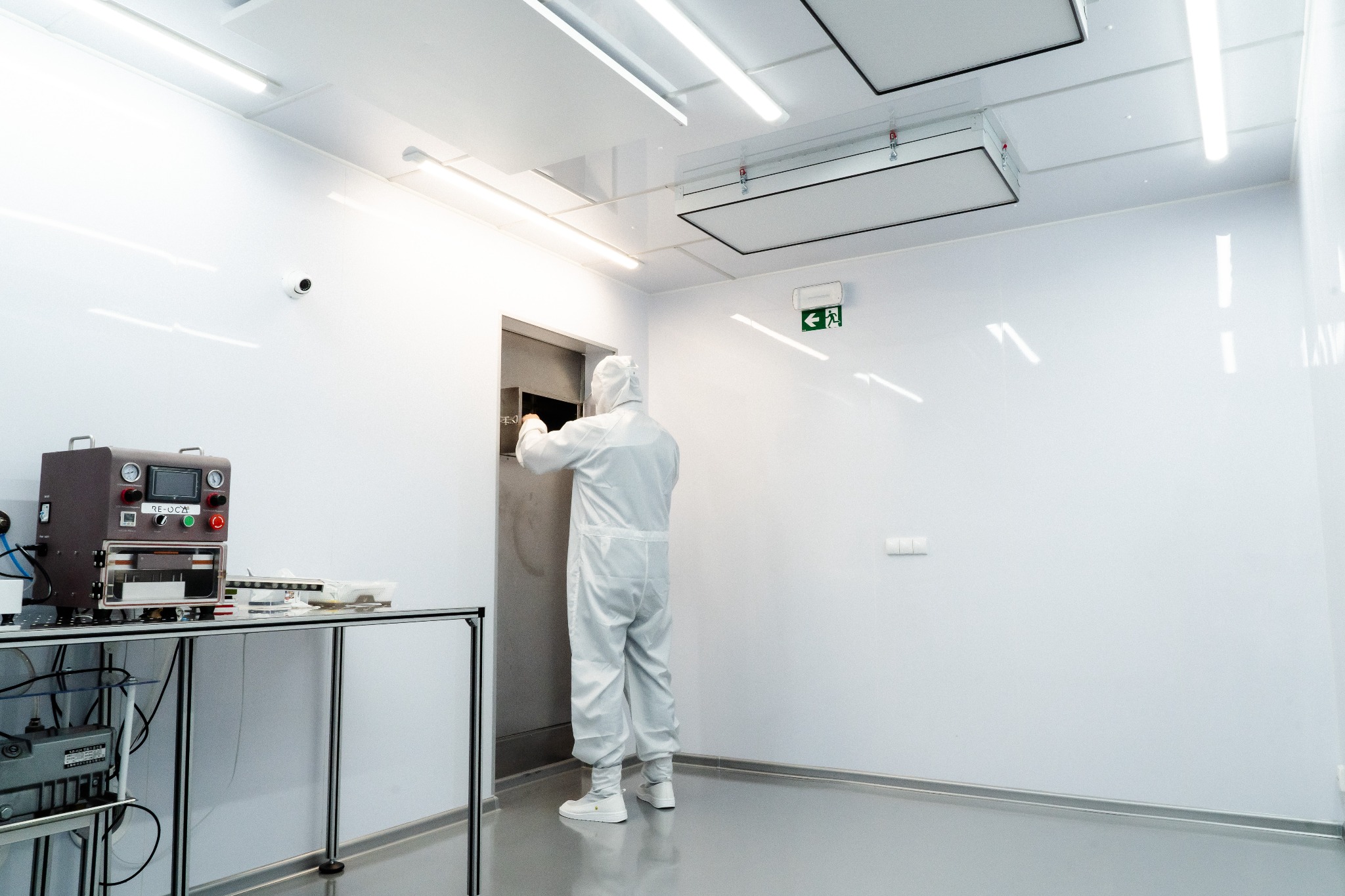 Cleanroom wymiana zbitej szybki