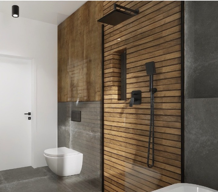 Nowoczesna łazienka z drewnianą ścianą prysznicową, czarną armaturą i wiszącą toaletą.
