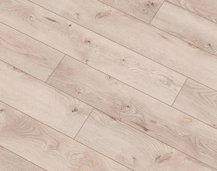 Jasne panele podłogowe ułożone ukośnie, z widocznym wzorem słojów drewna i delikatnymi sękami.
