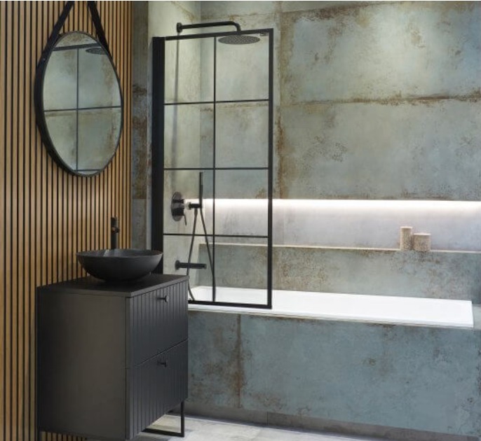 Nowoczesna łazienka z czarną armaturą, kabiną prysznicową typu walk-in z czarnymi profilami, umywalką nablatową w kształcie misy i lustrem na pasku, na tle ściany z drewnianych lameli i płytek...