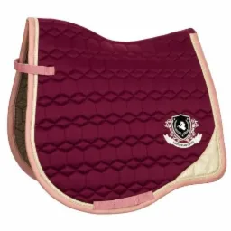 Burgundowa podkładka pod siodło jeździeckie z pikowaniem w romby, jasnoróżowym obramowaniem i logo 'Equestrian Queen'.