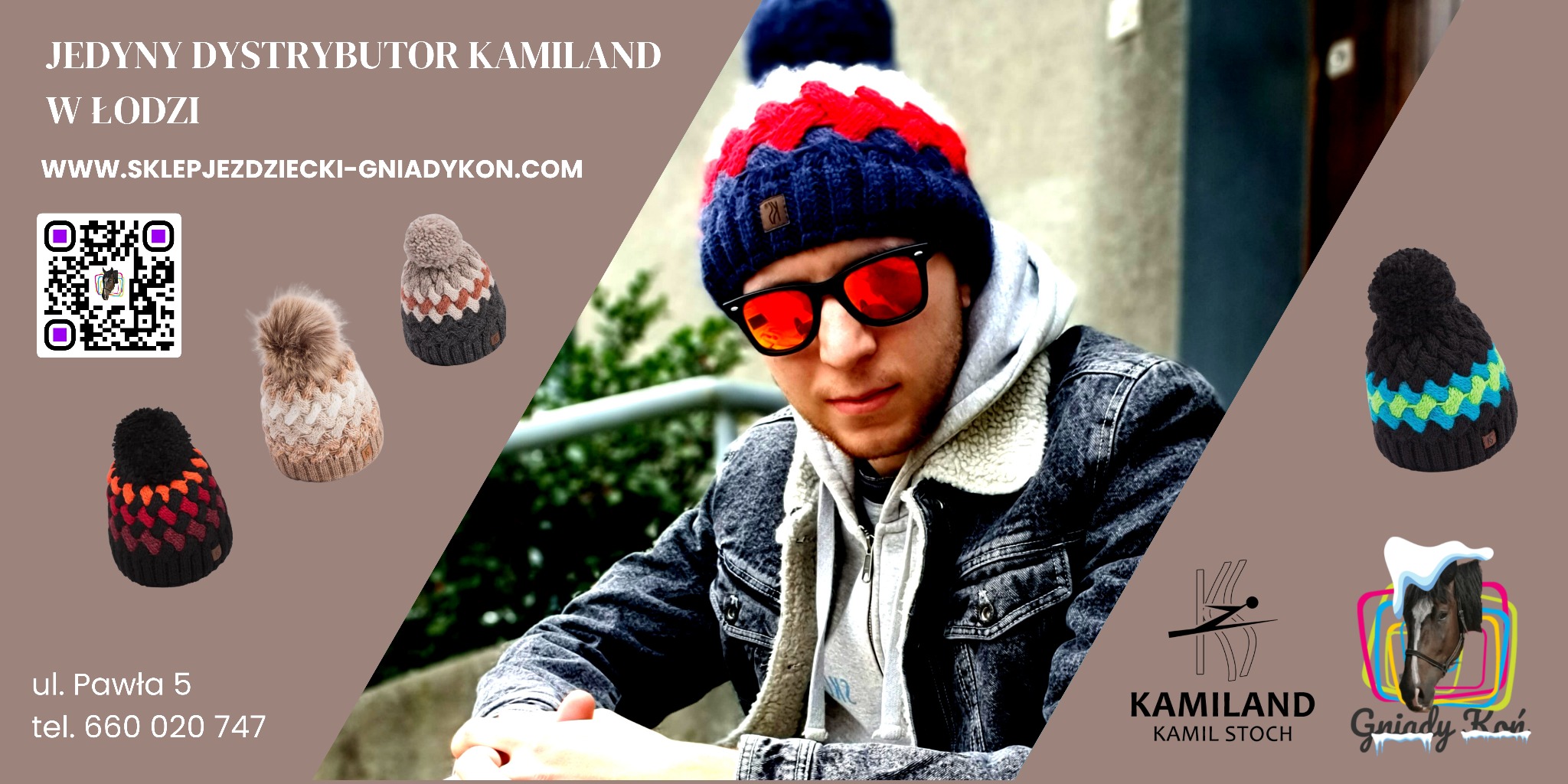 Młody mężczyzna w okularach przeciwsłonecznych i jeansowej kurtce prezentuje czapkę zimową z pomponem na tle ekspozycji innych czapek, logo i danych kontaktowych sklepu internetowego z odzieżą.
