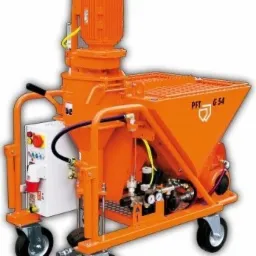 Pomarańczowa, mobilna maszyna do tynkowania PFT G54 z widocznym silnikiem, zbiornikiem i panelem sterowania na białym tle.