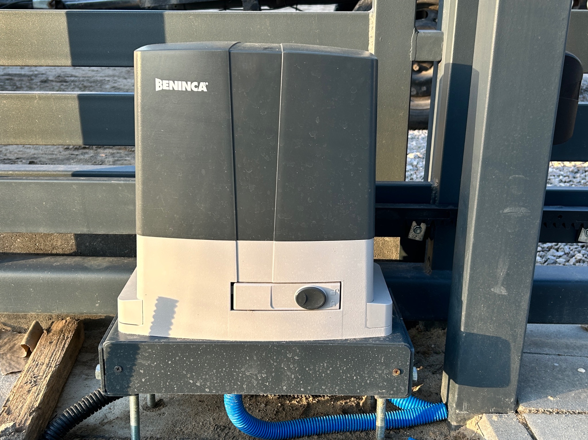 Instalacja automatyki do bramy, sterowanie pilotem oraz aplikacją od systemu alarmowego