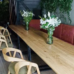 Stoły od Skywood w restauracji REZO