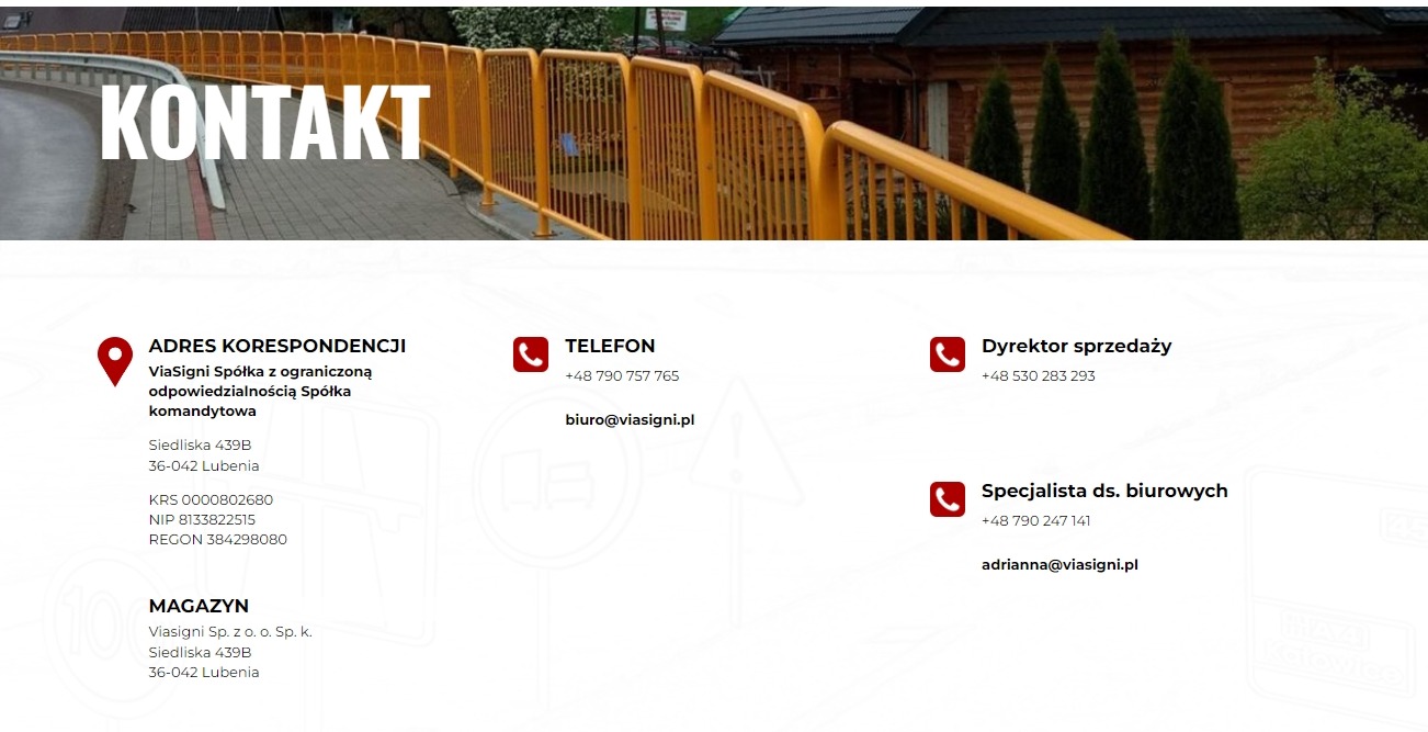 Żółte bariery ochronne przy drodze, widok z góry na zakręt, w tle budynek z drewna i zieleń, na pierwszym planie napis KONTAKT i dane kontaktowe firmy.