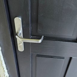 Klasyczne drzwi wejściowe drewniane 