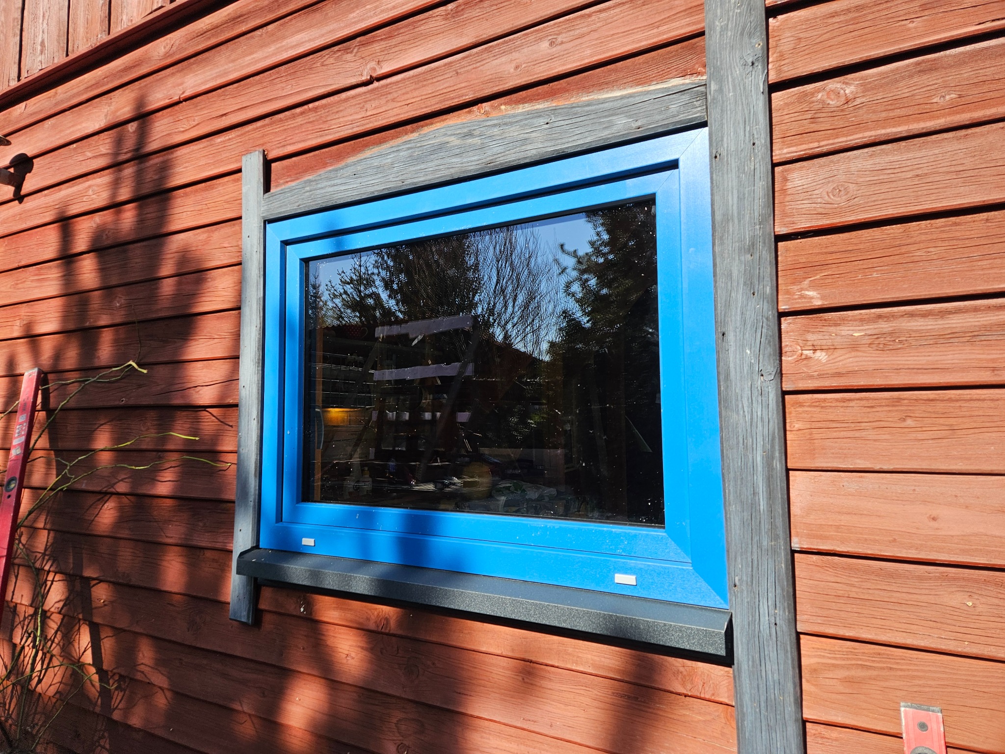 Niebieskie okna aluplast neo md. Świetnie wpasowały się w domek letniskowy w sercu Kaszub.