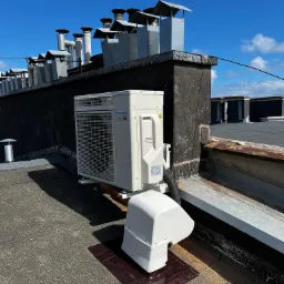 Montaż jednostki Daikin Ururu Sarara na dachu kamienicy w Gdyni.