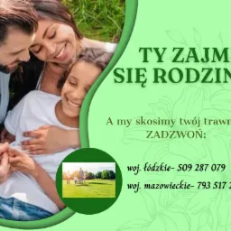 Grafika reklamowa z uśmiechniętą rodziną na tle zieleni i tekstem: 'Ty zajmij się rodziną, a my skosimy twój trawnik. Zadzwoń:' oraz numerami telefonów.