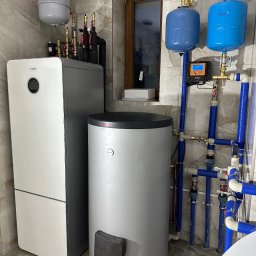 Gruntowa pompa ciepła Bosch CS7800 z wbudowanym buforem 50 l oraz zasobnikiem CWU 290 l.