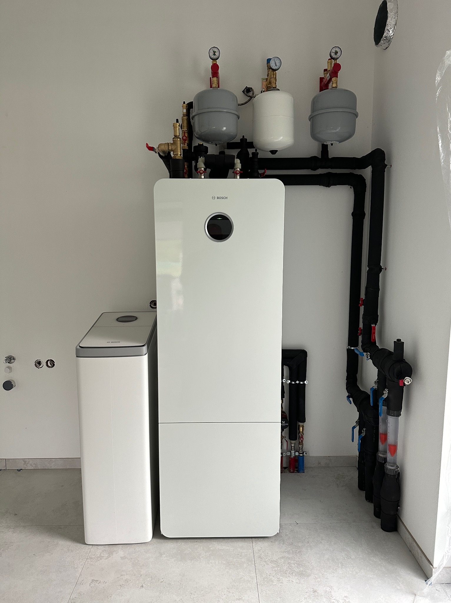 Gruntowa pompa ciepła wraz ze zmiękczaczem wody marki Bosch.