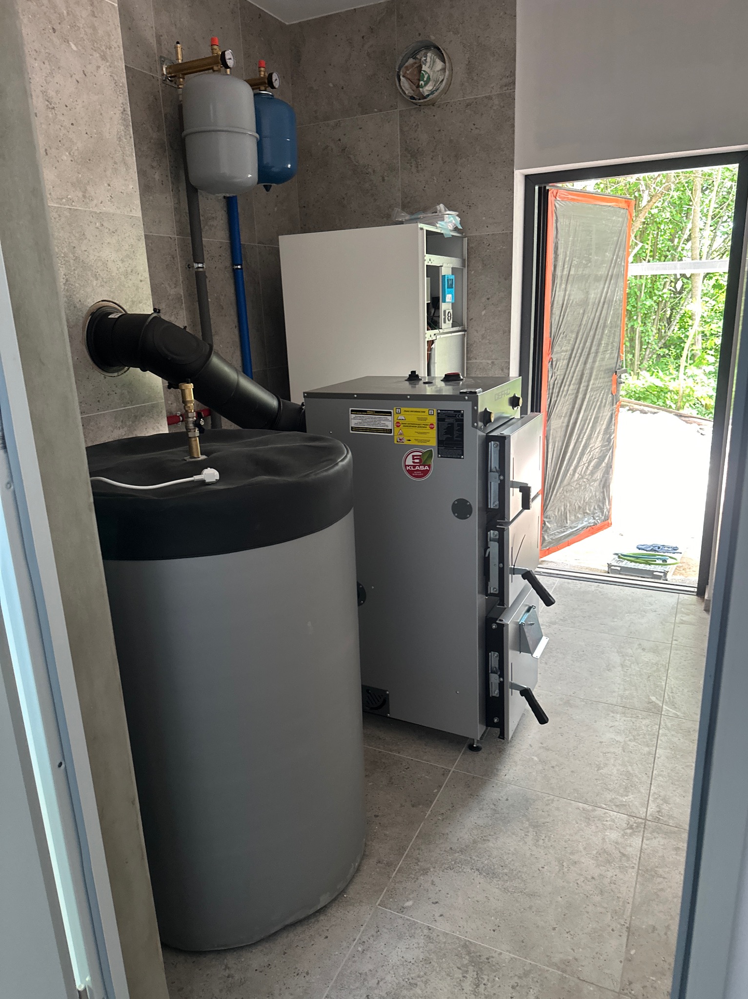 Hybrydowe rozwiązanie z zastosowaniem powietrznej pompy ciepła i kotła na zgazowanie drewna.