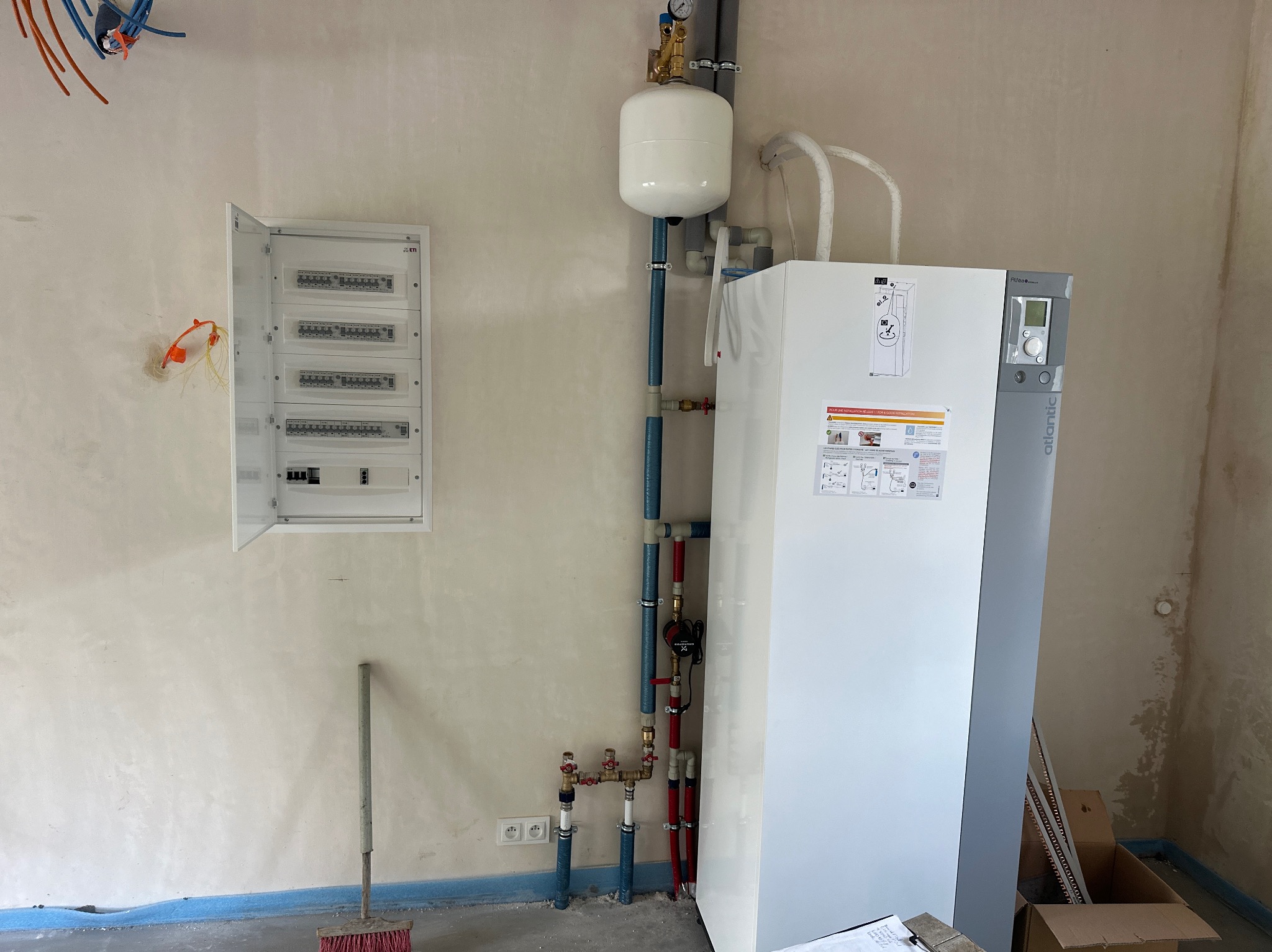 Powietrzna pompa ciepła z wbudowanym zasobnikiem firmy Atlantic