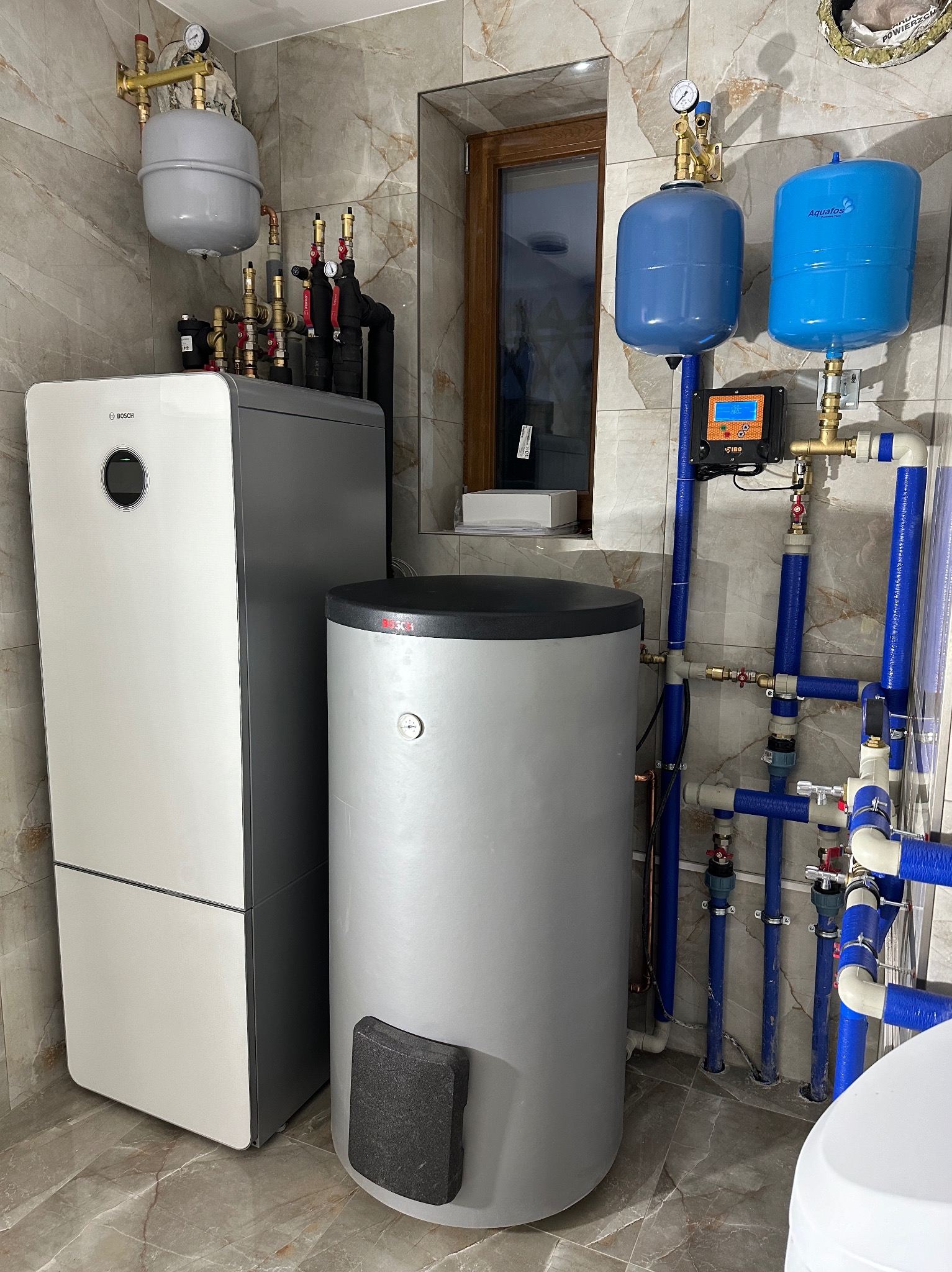 Gruntowa pompa ciepła Bosch CS7800 z wbudowanym buforem 50 l oraz zasobnikiem CWU 290 l.