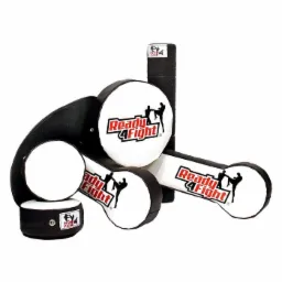 Zestaw tarcz treningowych do sportów walki z logo 'Ready 4 Fight', wykonanych z czarno-białego materiału, widoczne mocowania i szwy.