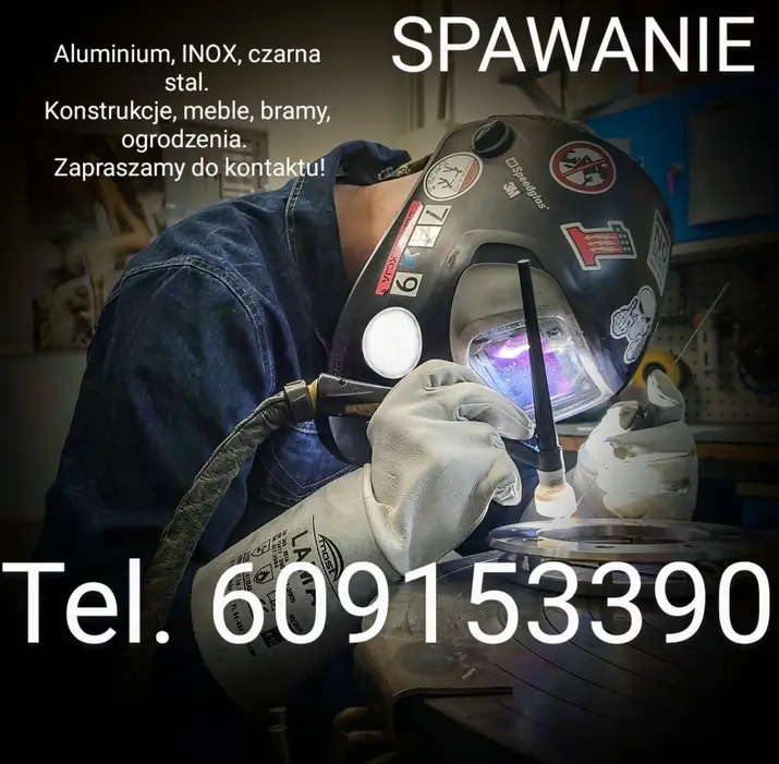 Spawacz w masce ochronnej podczas spawania metalu metodą TIG, widoczny łuk spawalniczy i iskry, w tle napis SPAWANIE oraz informacje o firmie i numer telefonu.
