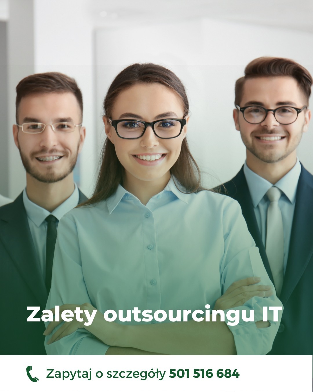 Trzy uśmiechnięte osoby w okularach, prezentujące firmę z branży IT, z tekstem 'Zalety outsourcingu IT' i numerem telefonu.