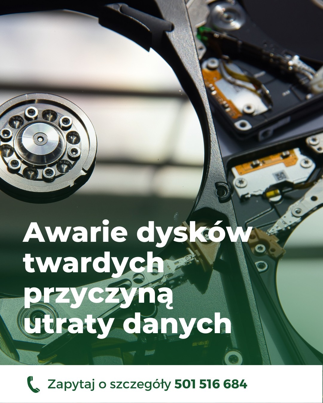 Wnętrze dysku twardego z widocznymi talerzami i głowicą odczytującą, na pierwszym planie fragment reklamy o awariach dysków i utracie danych.