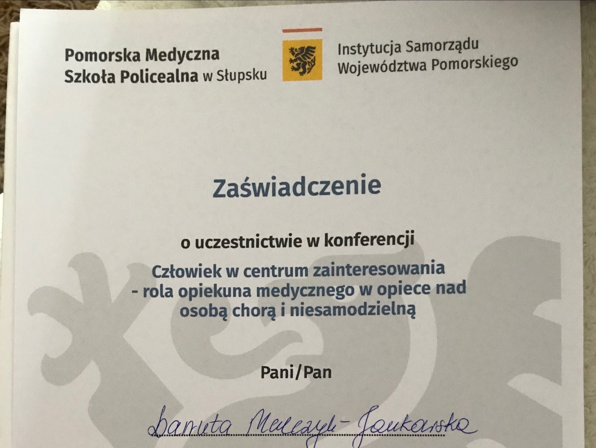 Skan zaświadczenia o uczestnictwie w konferencji 'Człowiek w centrum zainteresowania - rola opiekuna medycznego w opiece nad osobą chorą i niesamodzielną', wydanego przez Pomorską Medyczną Szkołę...