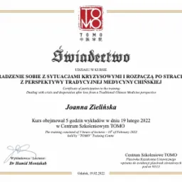 Skan certyfikatu ukończenia kursu z zakresu radzenia sobie z sytuacjami kryzysowymi z perspektywy tradycyjnej medycyny chińskiej, wydany przez Centrum Szkoleniowe TOMO.