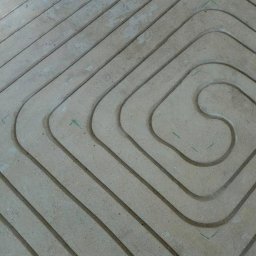 W.R. Silver System - Surowe, betonowe rowki przygotowane pod instalację rur ogrzewania podłogowego, układane w spiralny wzór.