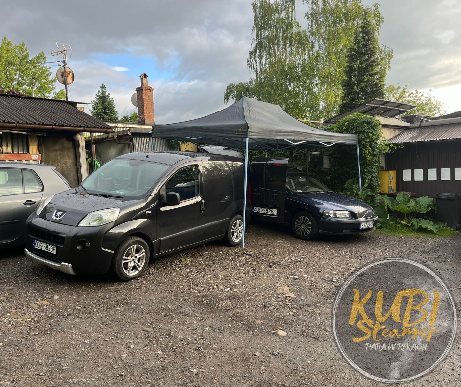 Dwa samochody osobowe, w tym czarny Peugeot Bipper, stoją na żwirowym podwórku pod rozkładanym namiotem; w tle budynki i zieleń, w prawym dolnym rogu widoczne logo firmy.